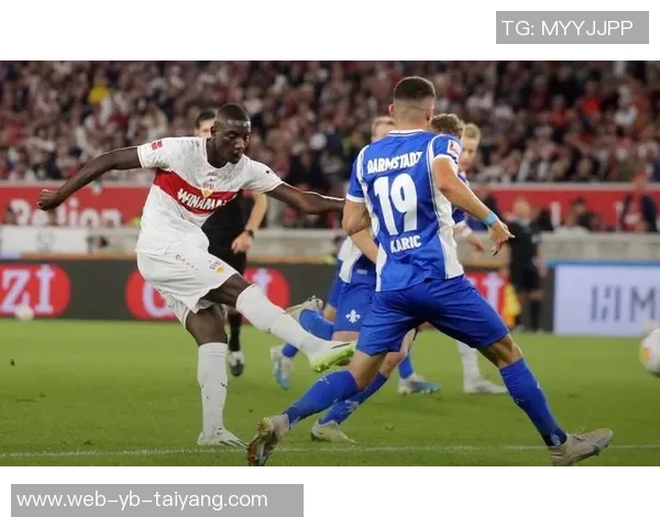 利桑德罗随队恢复有球训练预计10月底前重返赛场 利桑德罗随队恢复有球训练预计10月底前重返赛场